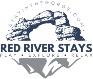 Red River Stays logo featuring a natural arch. Red River Gorge cabins for rent.